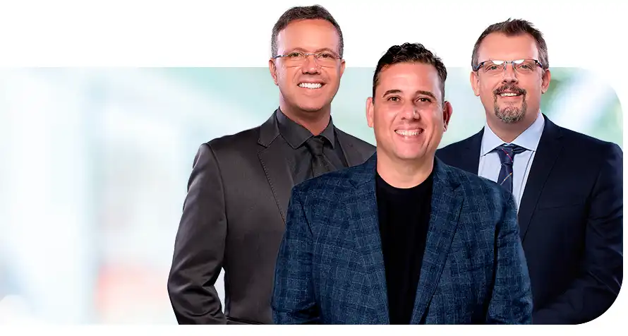 Dr. Cláudio, Dr. Mário e Dr. Vicente juntos sorrindo