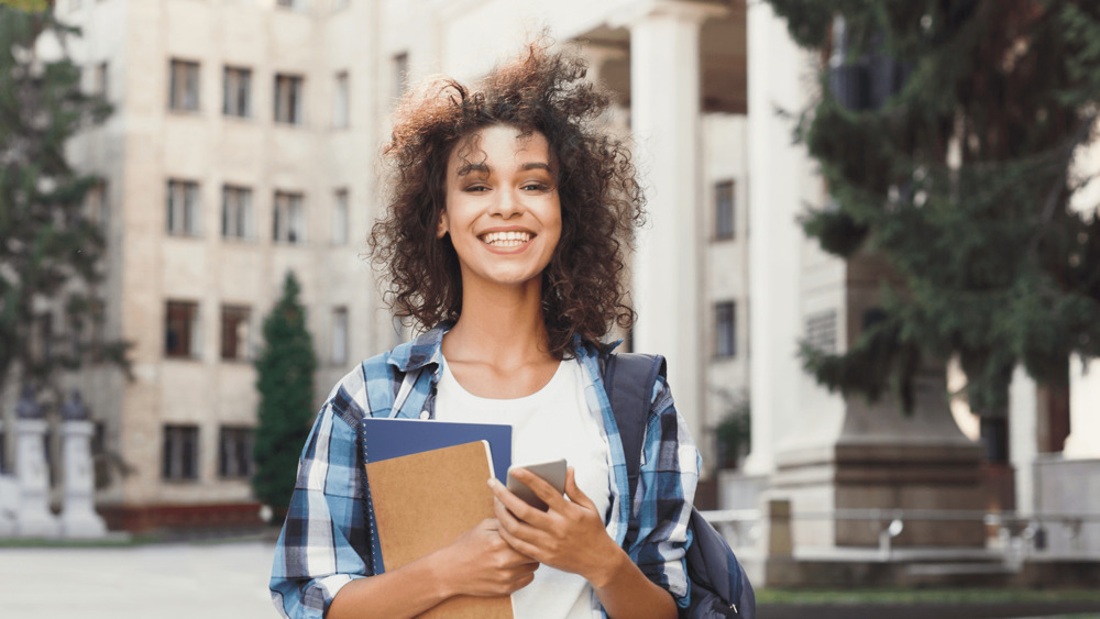 Imagem ilustrativa de uma moça sorrindo com o alinhador invisível New Aligner